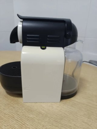 Cafetera Nespresso DeLonghi Blanca y Negra