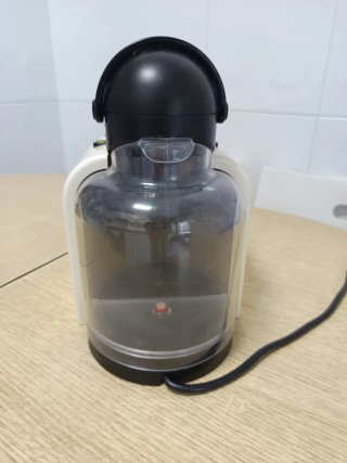 Cafetera Nespresso DeLonghi Blanca y Negra