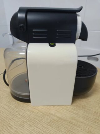 Cafetera Nespresso DeLonghi Blanca y Negra