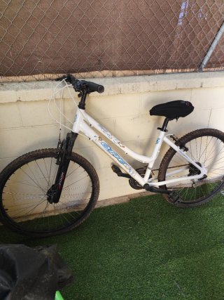 Bicicleta de montaña blanca