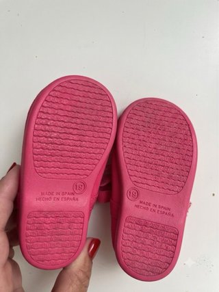 Merceditas fucsias para bebé. Talla 19
