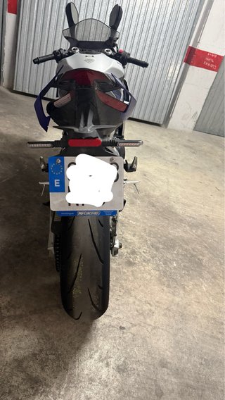 Moto Deportiva Azul y Blanca