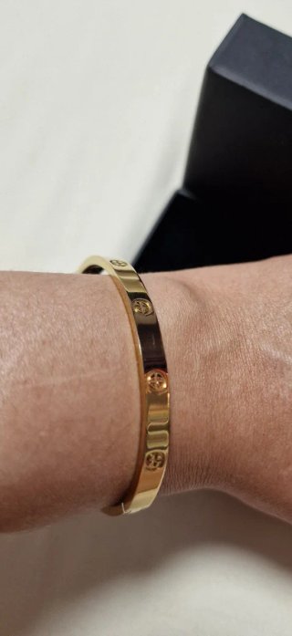 Pulsera dorada con diseño de tornillos