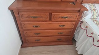 Cómoda de madera con espejo