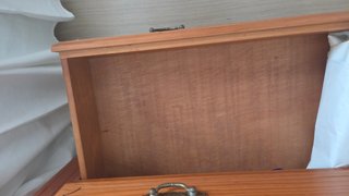 Cómoda de madera con espejo