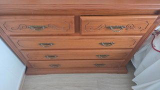 Cómoda de madera con espejo