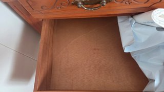 Cómoda de madera con espejo