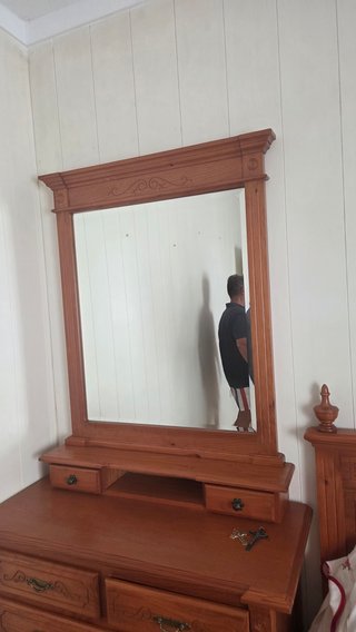 Cómoda de madera con espejo