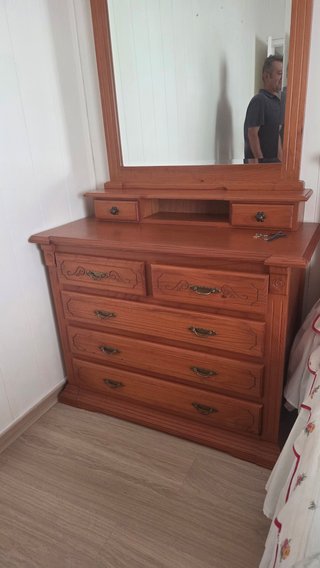 Cómoda de madera con espejo