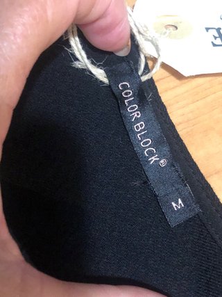 Vestido negro con cuello adornado