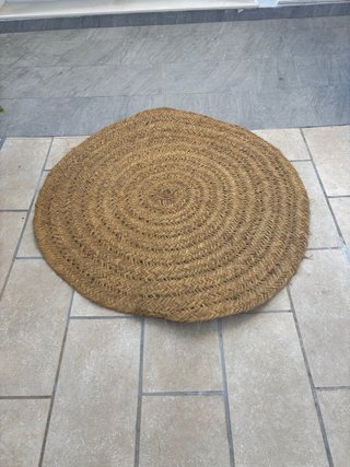 Alfombra tejida de paja natural