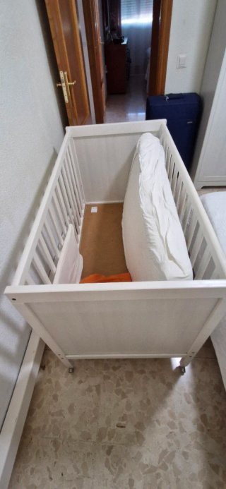 Cuna de bebé con colchón