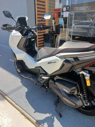 Honda ADV 350 Blanca Maxi-Scooter