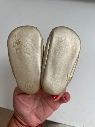 Zapatitos bebé dorados talla 16