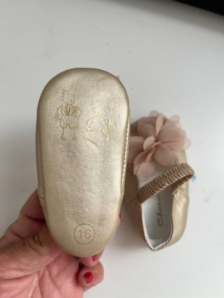 Zapatitos bebé dorados talla 16