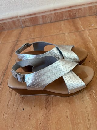 Sandalias plateadas de cuña