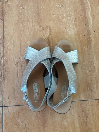 Sandalias plateadas de cuña