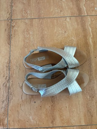 Sandalias plateadas de cuña