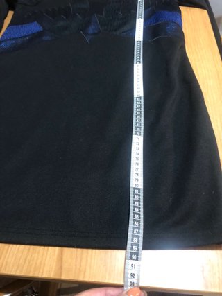 Vestido negro con detalles azules