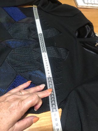 Vestido negro con detalles azules