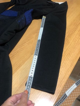 Vestido negro con detalles azules