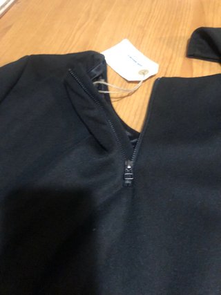 Vestido negro con detalles azules