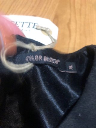 Vestido negro con detalles azules