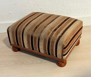 Reposapiés antiguo de madera y tela