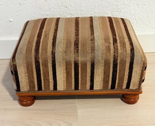 Reposapiés antiguo de madera y tela