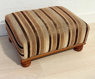 Reposapiés antiguo de madera y tela