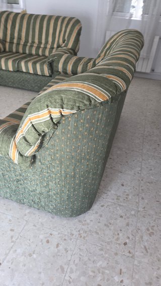Sofá y sillón a rayas verde y amarillo