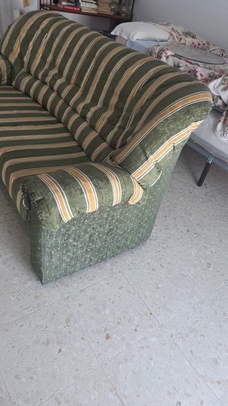 Sofá y sillón a rayas verde y amarillo