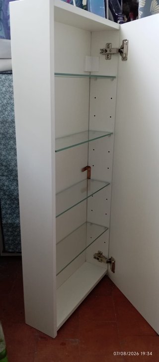 Mueble de baño Ikea blanco con estantes de cristal