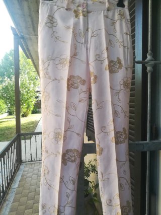 Pantaloni rosa con ricami oro