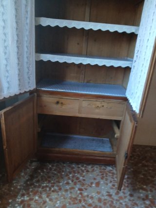 Alacena antigua de madera y cristal