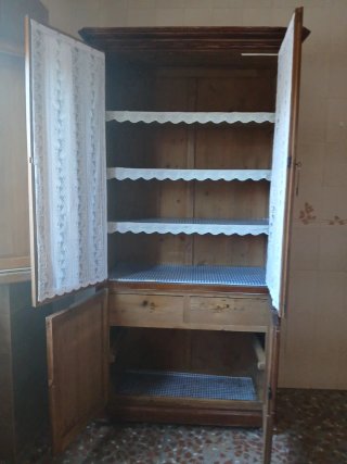 Alacena antigua de madera y cristal