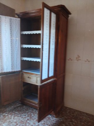 Alacena antigua de madera y cristal