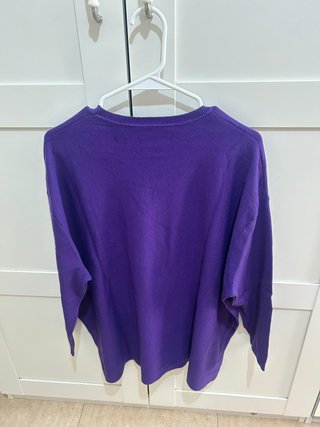 Jersey morado con adornos plateados