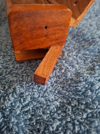 Incensario de madera con diseño floral