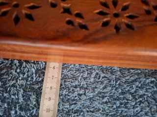 Incensario de madera con diseño floral