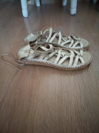 Sandalias esparto piel doradas