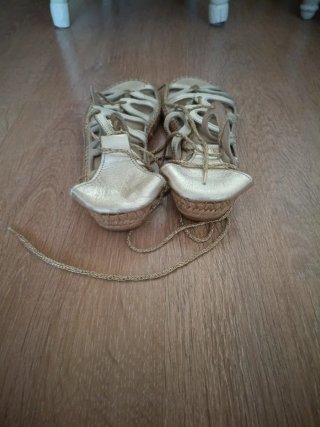 Sandalias esparto piel doradas