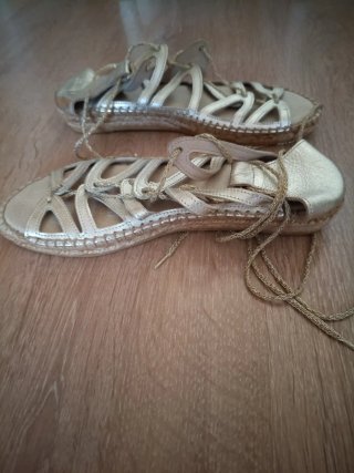 Sandalias esparto piel doradas