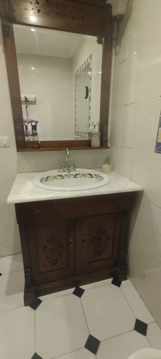 Mueble de baño madera con lavabo y espejo