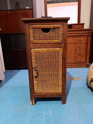 MUEBLE AUXILIAR MIMBRE / MESITA DE NOCHE