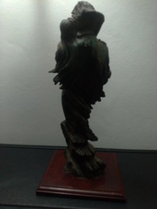 Estatua de pareja abrazándose