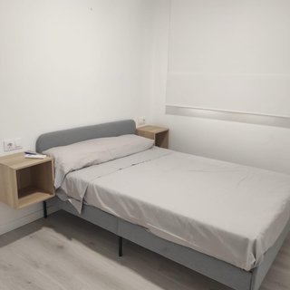 Colchón y canapé de tela y madera