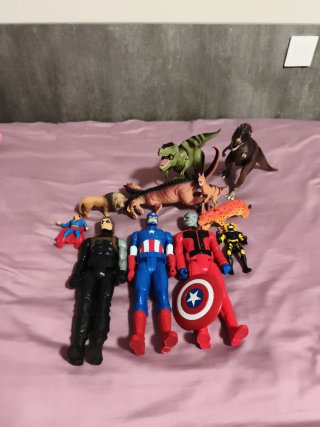 Muñecos Marvel y dinosaurios