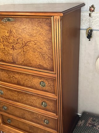Escritorio bargueño clásico de madera