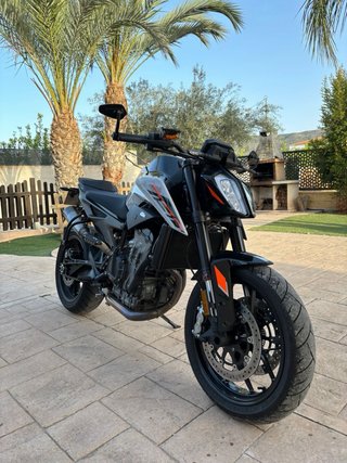 KTM 790 Duke Negra y Naranja